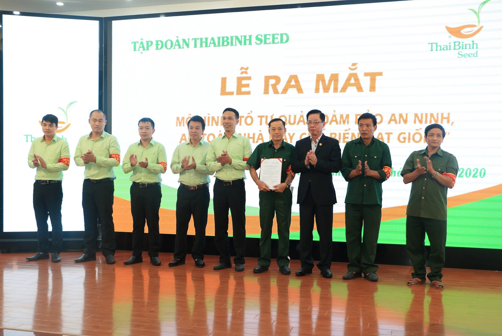 Ông Trần Mạnh Báo - Chủ tịch - TGĐ ThaiBinh Seed trao quyết định thành lập Tổ tự quản ThaiBinh Seed