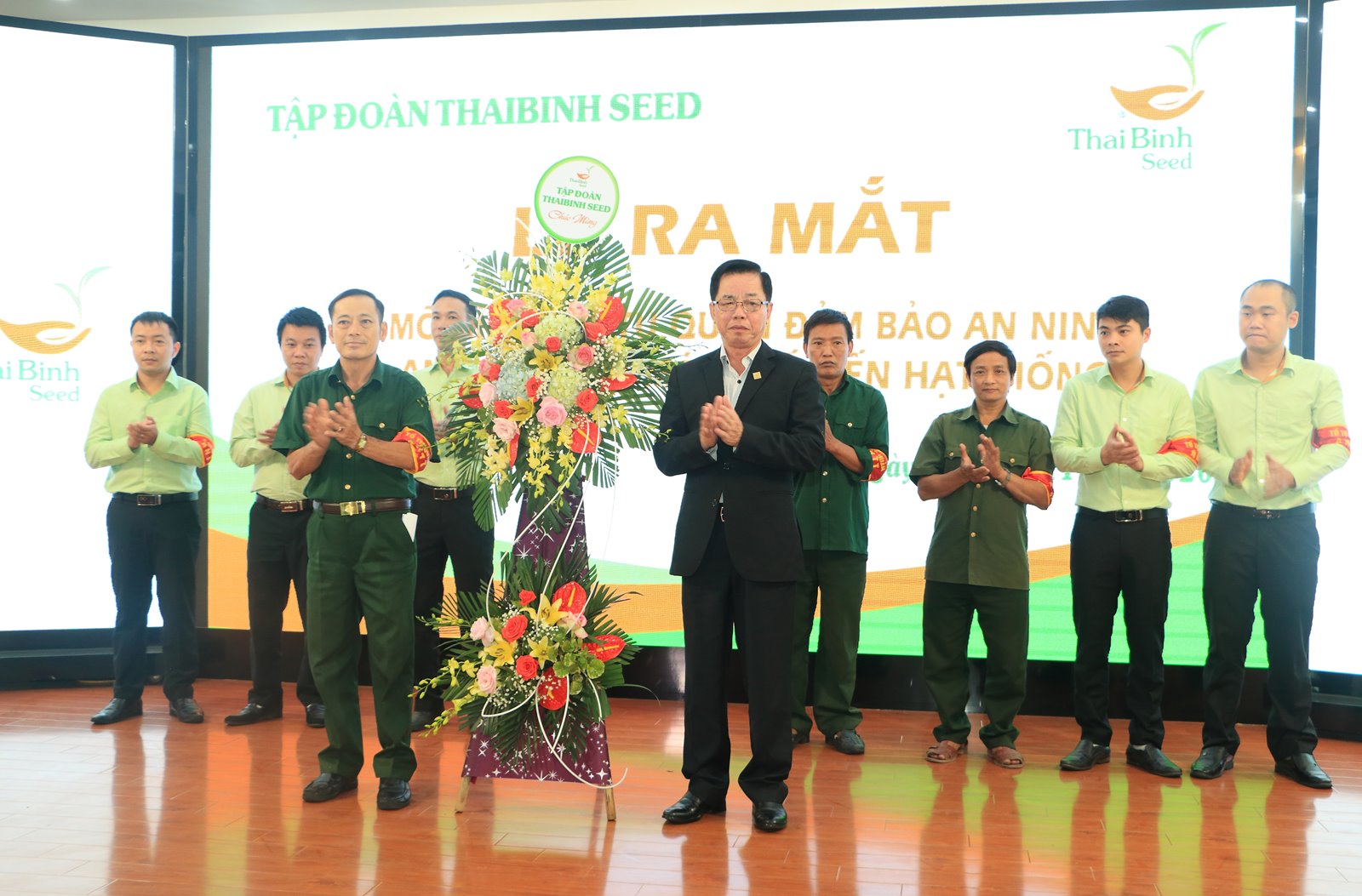 Ông Trần Mạnh Báo ( phải) tặng hoa chúc mừng Tổ tự quản