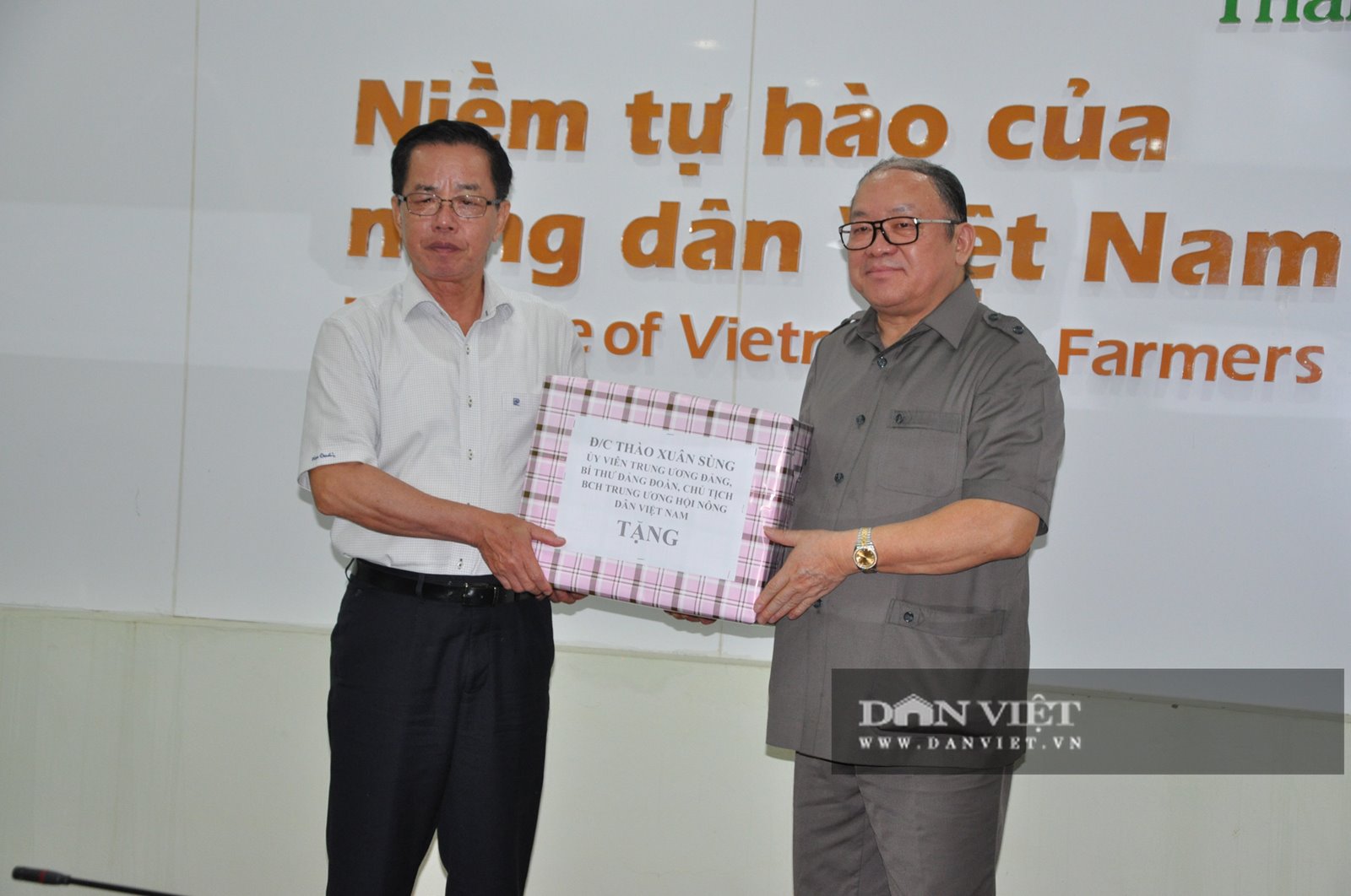 Đồng chí Thào Xuân Sùng tặng quà cho lãnh đạo Tập đoàn ThaiBinh Seed nhân dịp đến thăm và làm việc với đơn vị này ngày 16/9 vừa qua.
