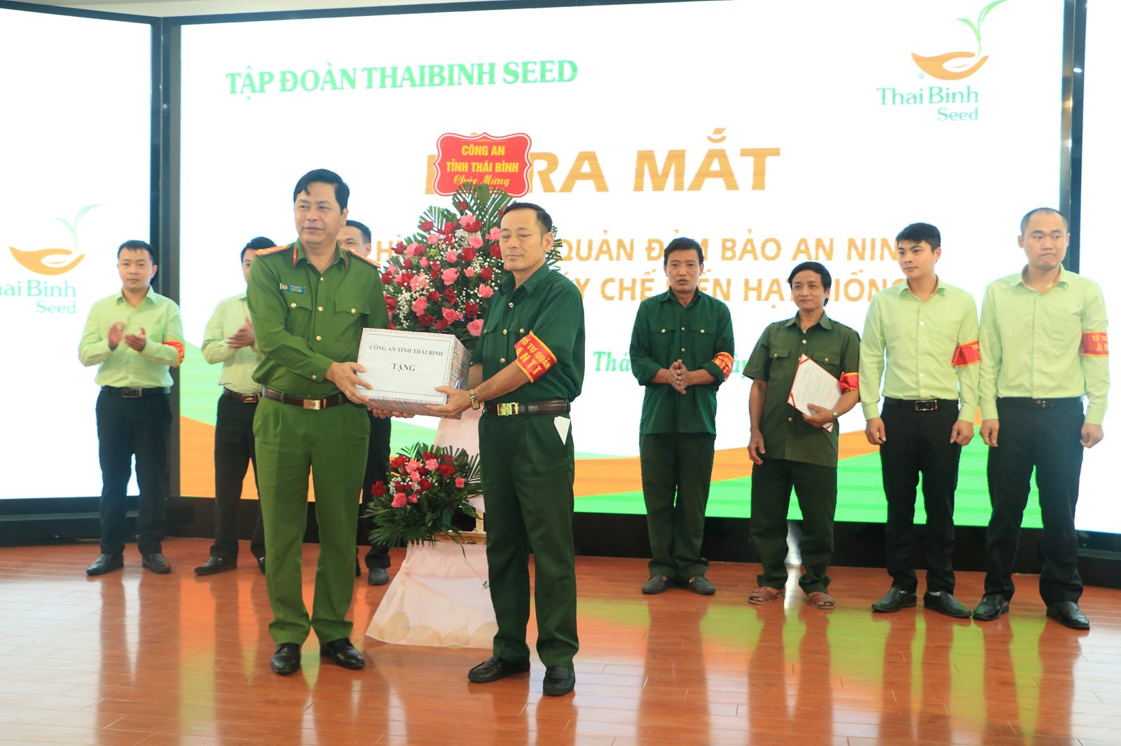 Thượng tá Vũ Mạnh Hà - Phó Giám đốc Công an tỉnh Thái Bình tặng hoa chúc mừng Tổ tự quản
